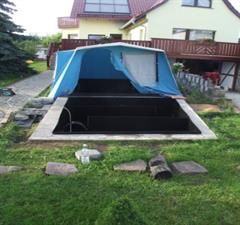 Auskleidung Koiteich im Regen