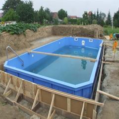 Pool fertig verrohrt und halb mit Beton hinterfüllt