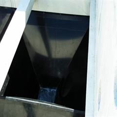 Trichter in Betonbecken eingebaut